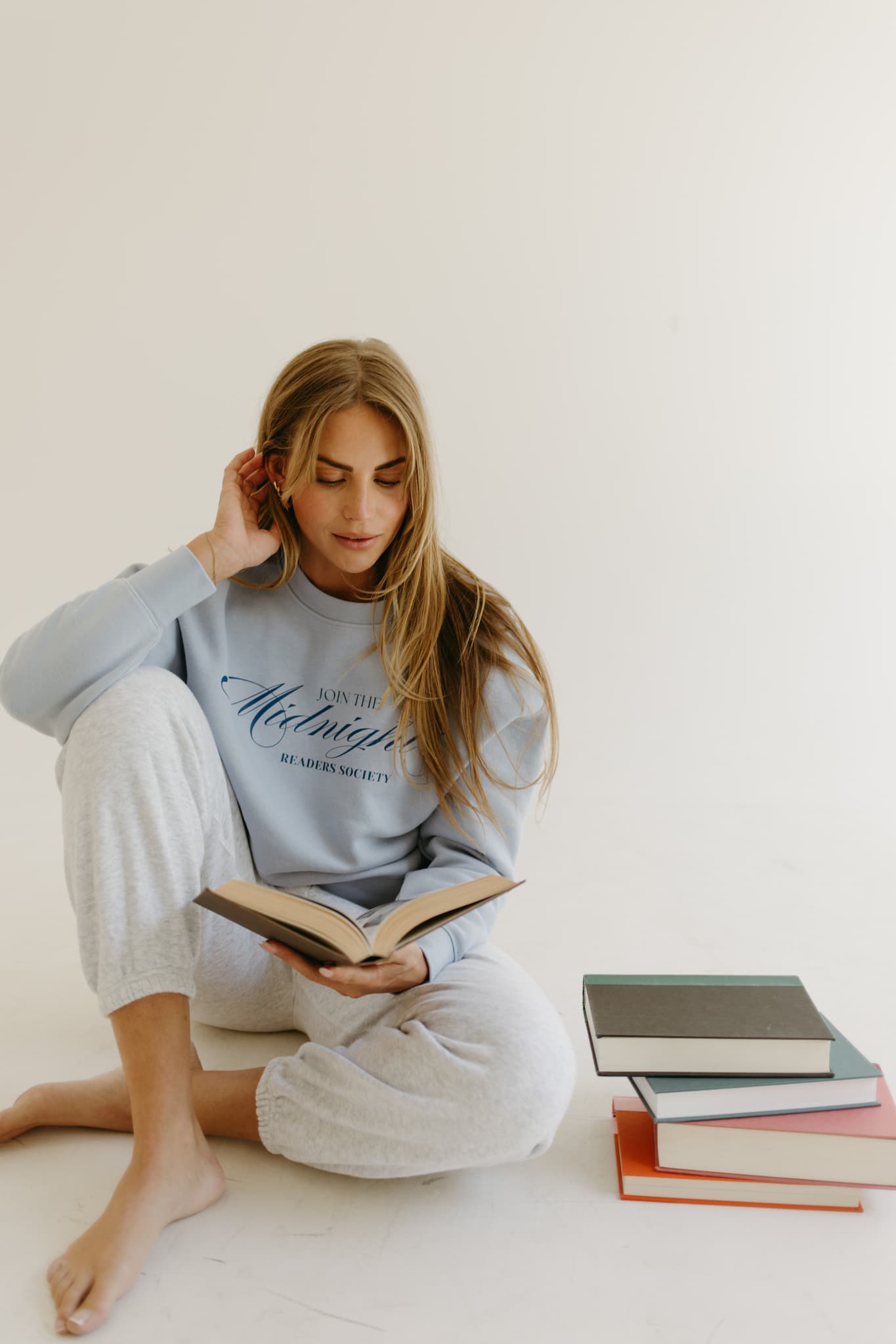 MIDNIGHT READER SOCIETY Crew Neck Sweatshirt.
