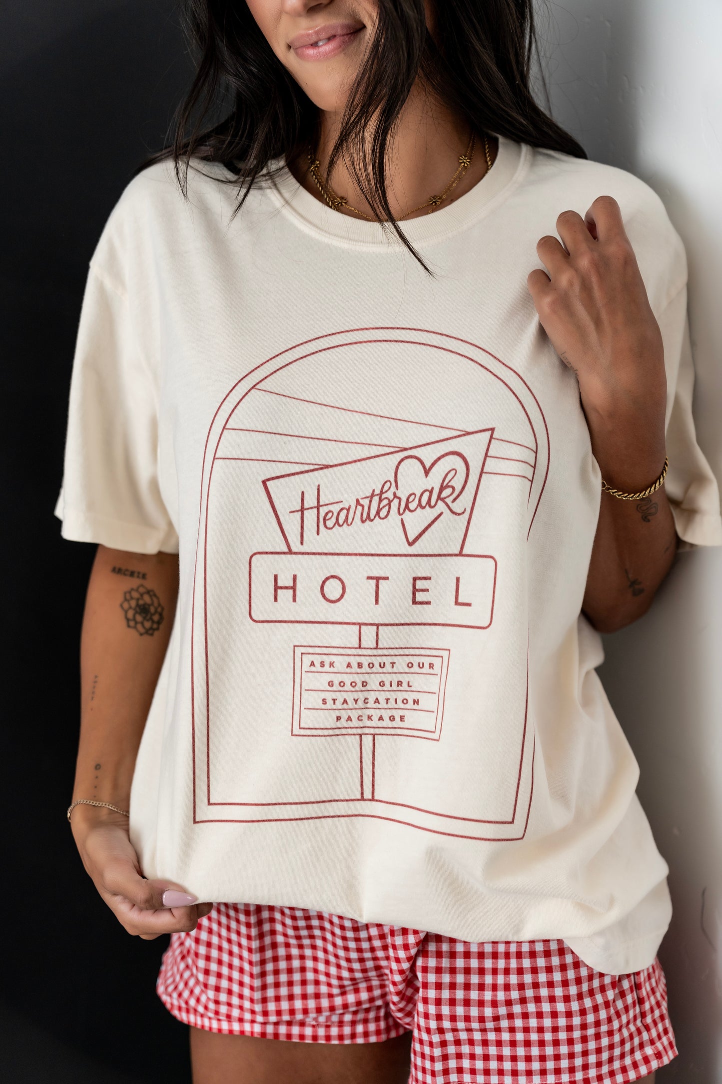 HEART BREAK HOTEL Tshirt in Ivory