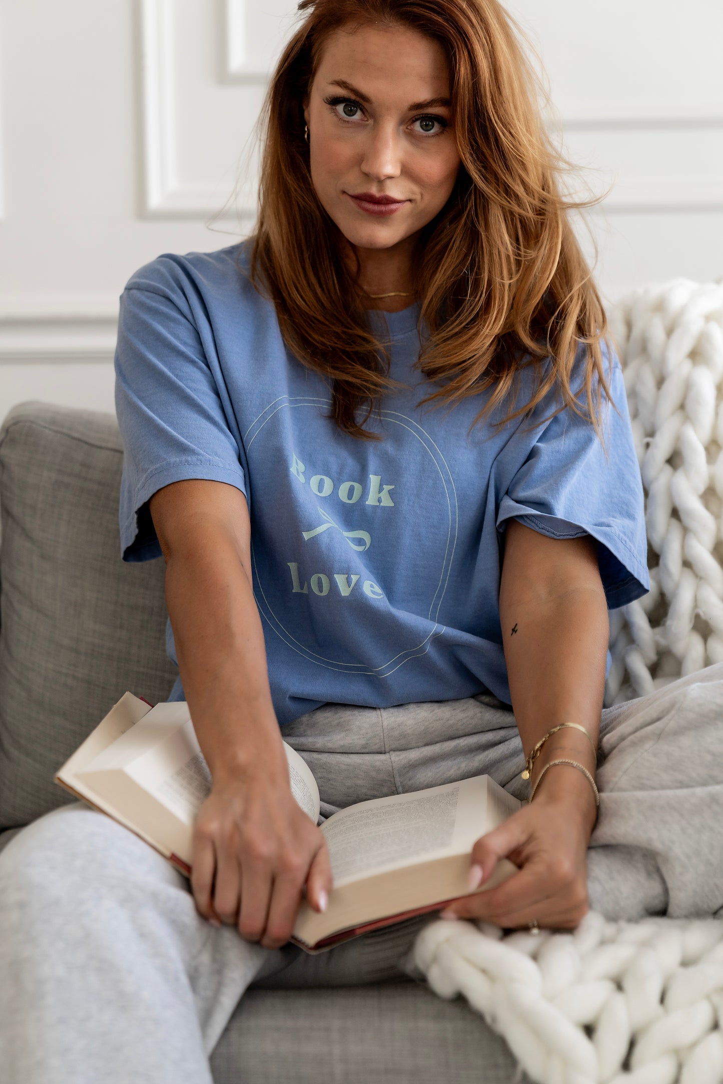 BOOK LOVER Tshirt in Washed Denim