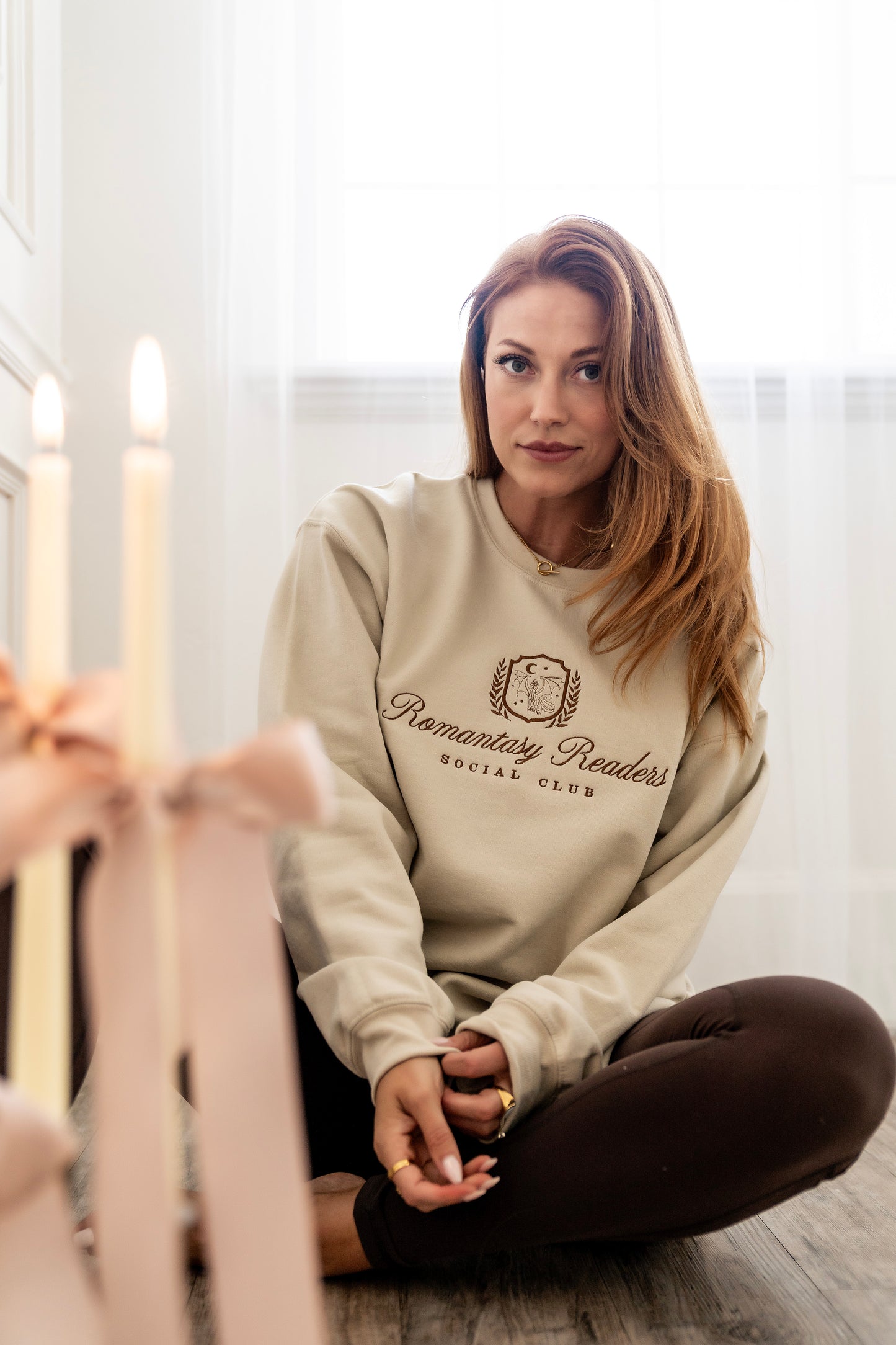 ROMANTASY READERS Crewneck Sweatshirt in Sand