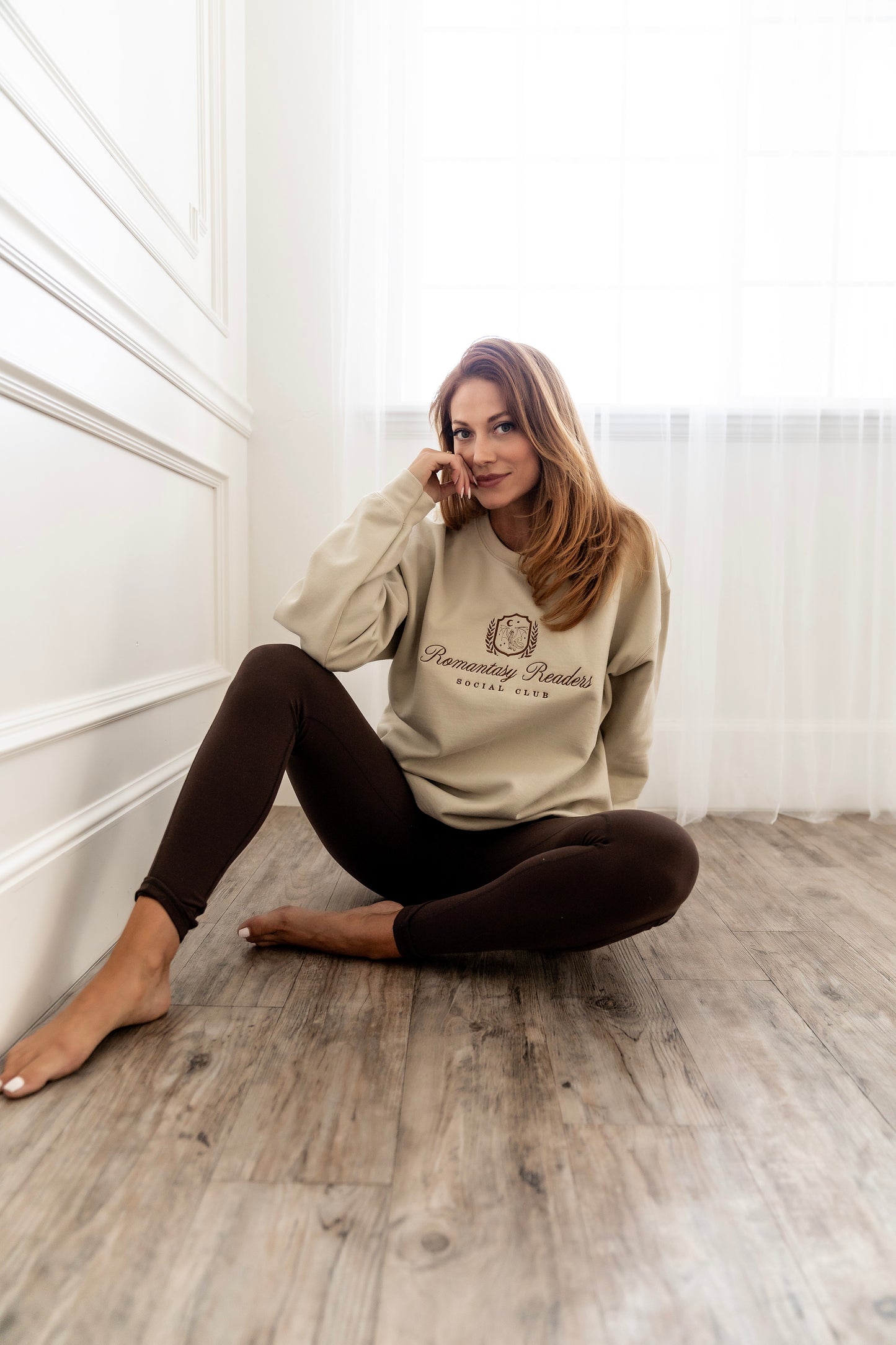 ROMANTASY READERS Crewneck Sweatshirt in Sand